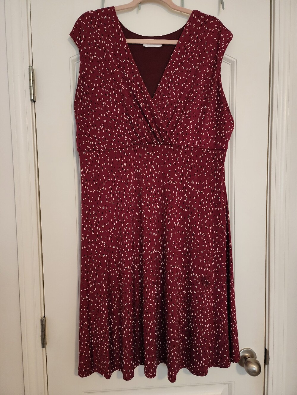 Gilli Women's Burgundy Print V-Neck Pleated Front Sleeveless Dress 2X Wine